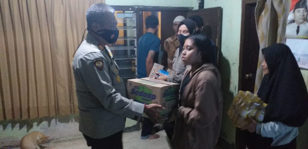 Sambangi Rumah Janda Kapolsek Serahkan Bantuan Gas Elpiji Dan Sembako