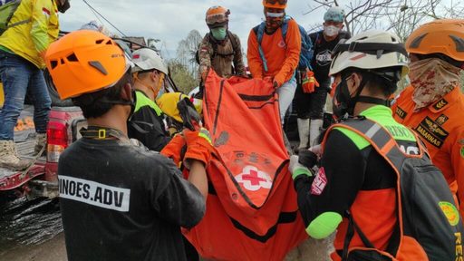 Basarnas Ikut Evakuasi Korban Erupsi Gunung Semeru