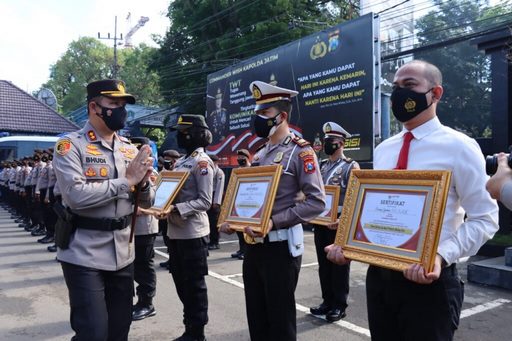 Sembilan Personil Polresta Malang Kota Menerima Piagam Kemenpan Rb