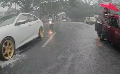 ‌Aksi Kasatlantas Dorong Mobil Lansia Di Tengah Hujan Deras Tuai Pujian ‌