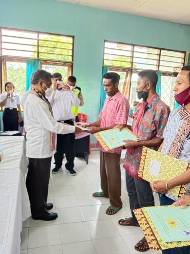 Wakil Bupati Ttu Serahkan 100 Sertifikat Tanah Kepada Warga Dua Kecamatan