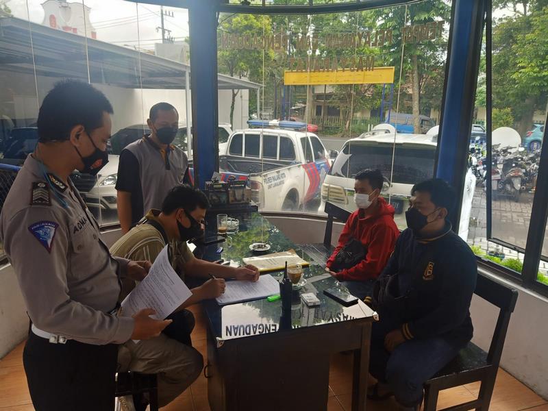 Tersangka Pemalsu Ktp, Sim Dan Kartu Vaksin Ditangkap Polisi