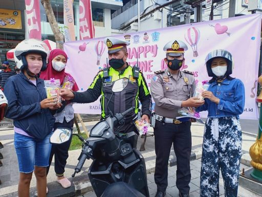 Kampanyekan Prokes Dan Disiplin Lalu-Lintas Sambil Membagi Kado Di Hari Valentine