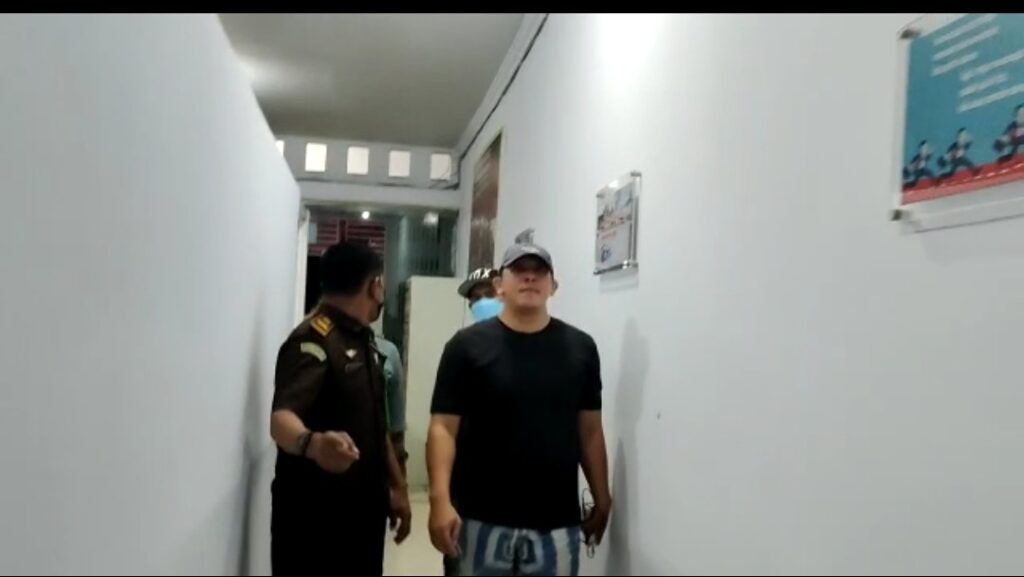 Tim Tabor Dari Kejaksaan Agung Mengamankan Terpidana Ismail Lena