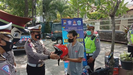 Operasi Keselamatan Semeru Polisi Bagi Helm Gratis