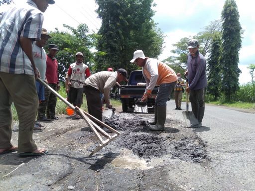 Sering Terjadi Kecelakaan Masyarakat Inisiatif Perbaiki Jalan Rusak