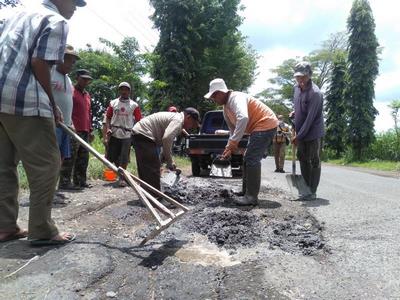 Sering Terjadi Kecelakaan Masyarakat Inisiatif Perbaiki Jalan Rusak