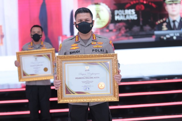 Terbaik Dalam Layanan Publik Polresta Makota Sabet Dua Penghargaan