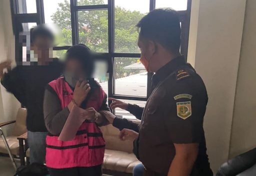 Tersangka Sen Dititipkan Di Rutan Kejati Surabaya