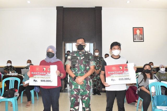 Dandim 0818  Suntikkan Modal Usaha Bagi Pkl