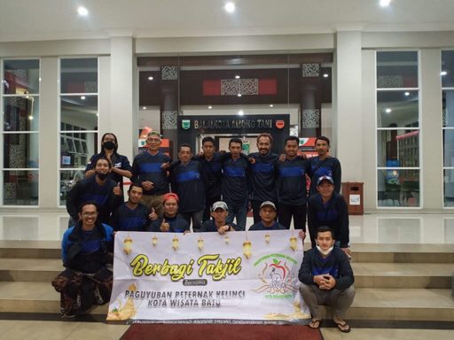 Pengusaha Kelinci Kota Batu, Bagi Takjil Untuk Masyarakat