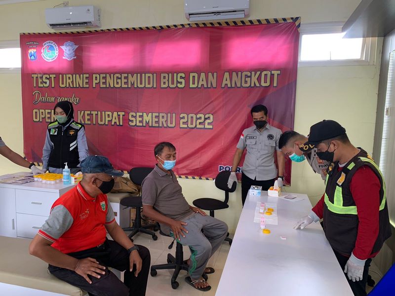 Puluhan Sopir Bus Dan Angkot Tes Urine