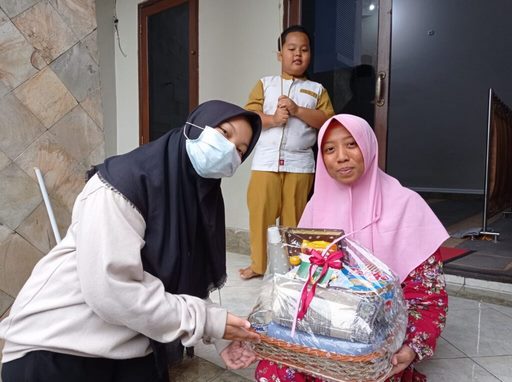 Remaja Masjid Berbagi Kasih Dengan Kaum Duafa