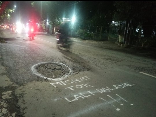 Banyak Jalan Rusak Warga Diminta Waspada