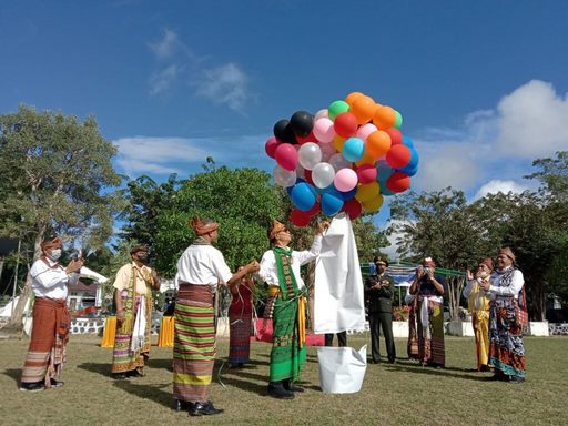 Memasuki Satu Abad, Pemkab Ttu Lepas 100 Balon Ke Udara 