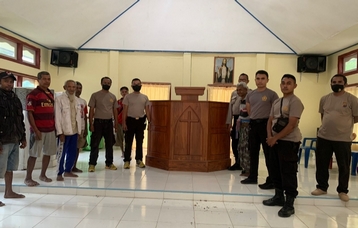 Kasat Narkoba Serahkan Satu Buah Mimbar Untuk Gereja Gmit Yagar