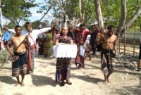 Tarian Gong Iringi Arak-Arakan Duplikat Bendera Pusaka