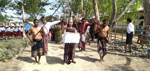 Tarian Gong Iringi Arak-Arakan Duplikat Bendera Pusaka