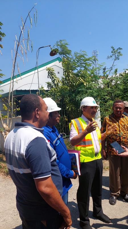Walikota Jeffry Riwu Kore Ikut Pantau Pemasangan Tiang Lampu Penerangan Jalan
