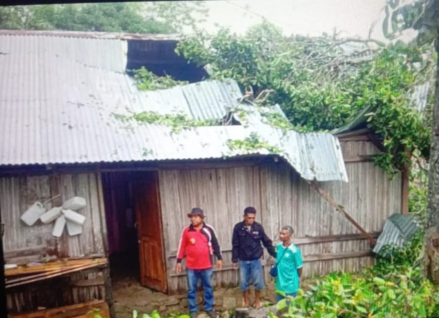 Angin Kencang Melanda Ttu Merusak Belasan Rumah