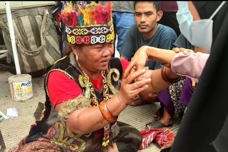 Mengenal Ibu Ida Dayak Dan Pengobatan Tulang Suku Dayak Kalimantan_Zonanusantara.com