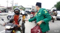 Gp Ansor Bagi Takjil Untuk Karyawan Pabrik