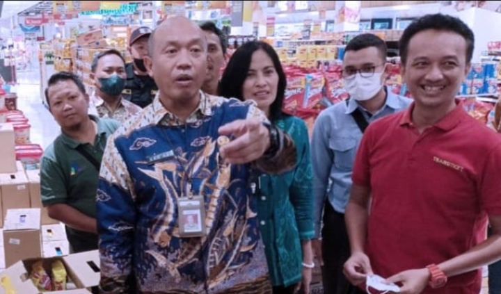 Pastikan Parsel Aman Dikonsumsi, Diskopindag Sidak Di Retail Modern