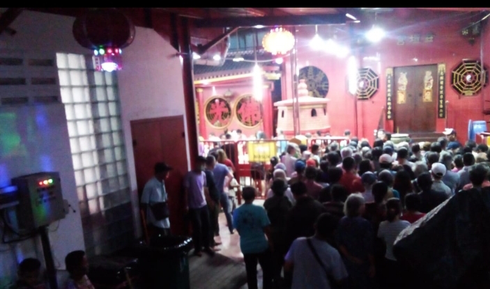 Bagi Takjil Di Jin De Yuan Warga Thionghoa Ikut Antri