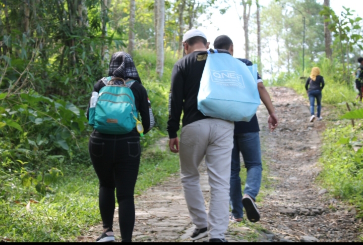 Karyawan Qnet Rela Berjalan Kaki, Demi Membantu Sesama