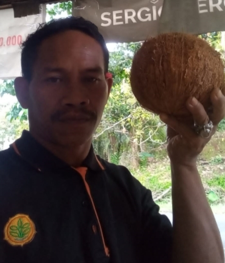 Petani Pengepul Batok Kelapa Kesulitan Jual Ke Pabrik