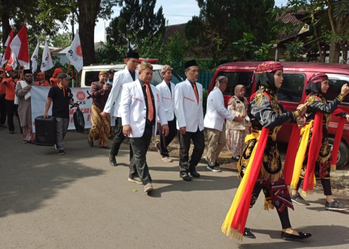 Tari Remo Mengiringi Puluhan Bacaleg Pks Menuju Kantor Kpud Kota Malang