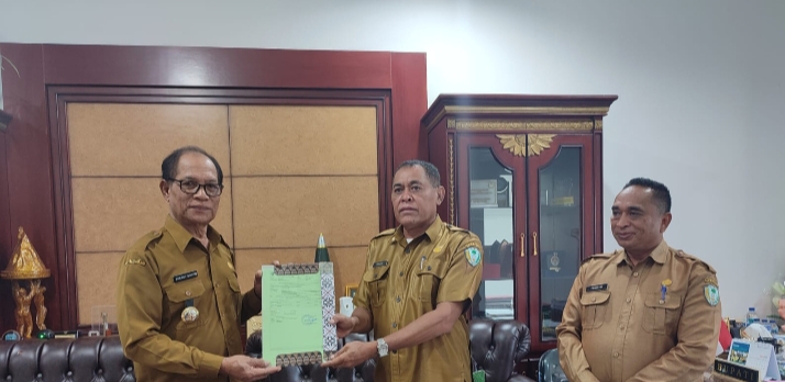 Bupati Ttu Serahkan Bantuan Dana Untuk Koni Dan Pramuka