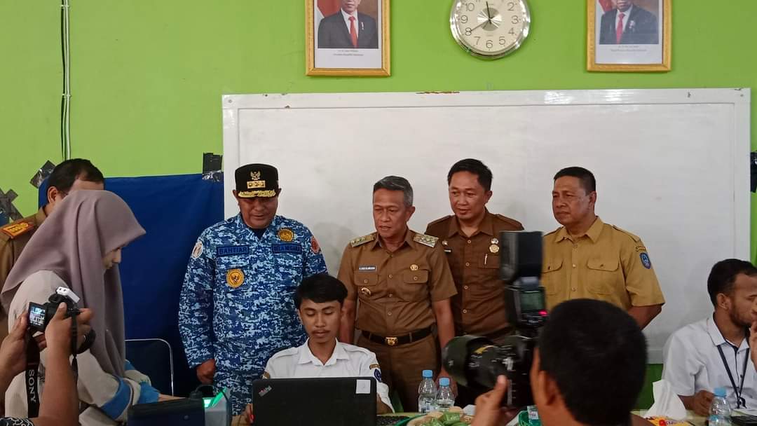 Program Jemput Bola Ktp-El Dimulai Di Upt Sman 3 Bone, Pj.gubernur Sulsel Ikut Saksikan Proses Perekaman