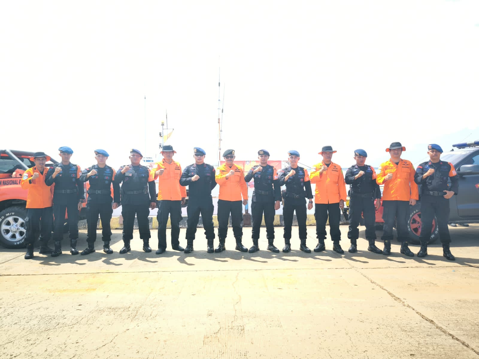 Tim Sar Batalyon C Pelopor Dan Basarnas Bone Melakukan Patroli Bersama Di Perairan Teluk Bone