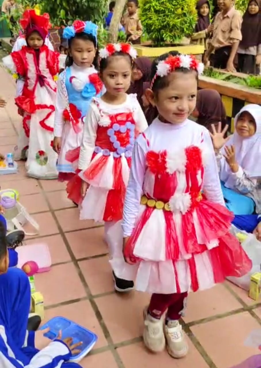 Kerjasama Orang Tua Terbangun Dengan Baik, Busana Daur Ulang Tampil Memukau Di Panen Karya Sdn 22 Jeppe'E