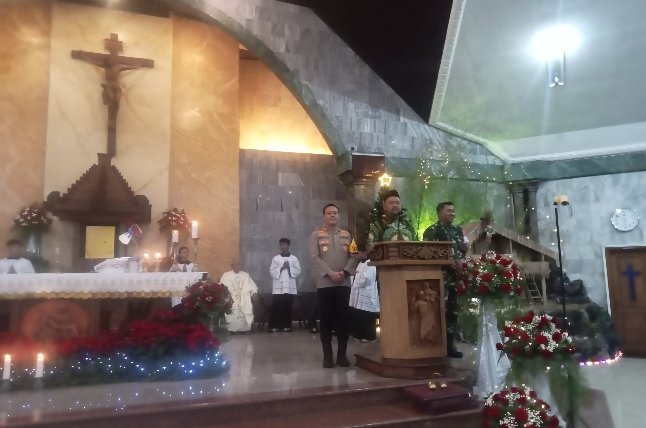 Masuk Ke Dalam Gereja, Bupati Gresik Ucapkan Selamat Natal