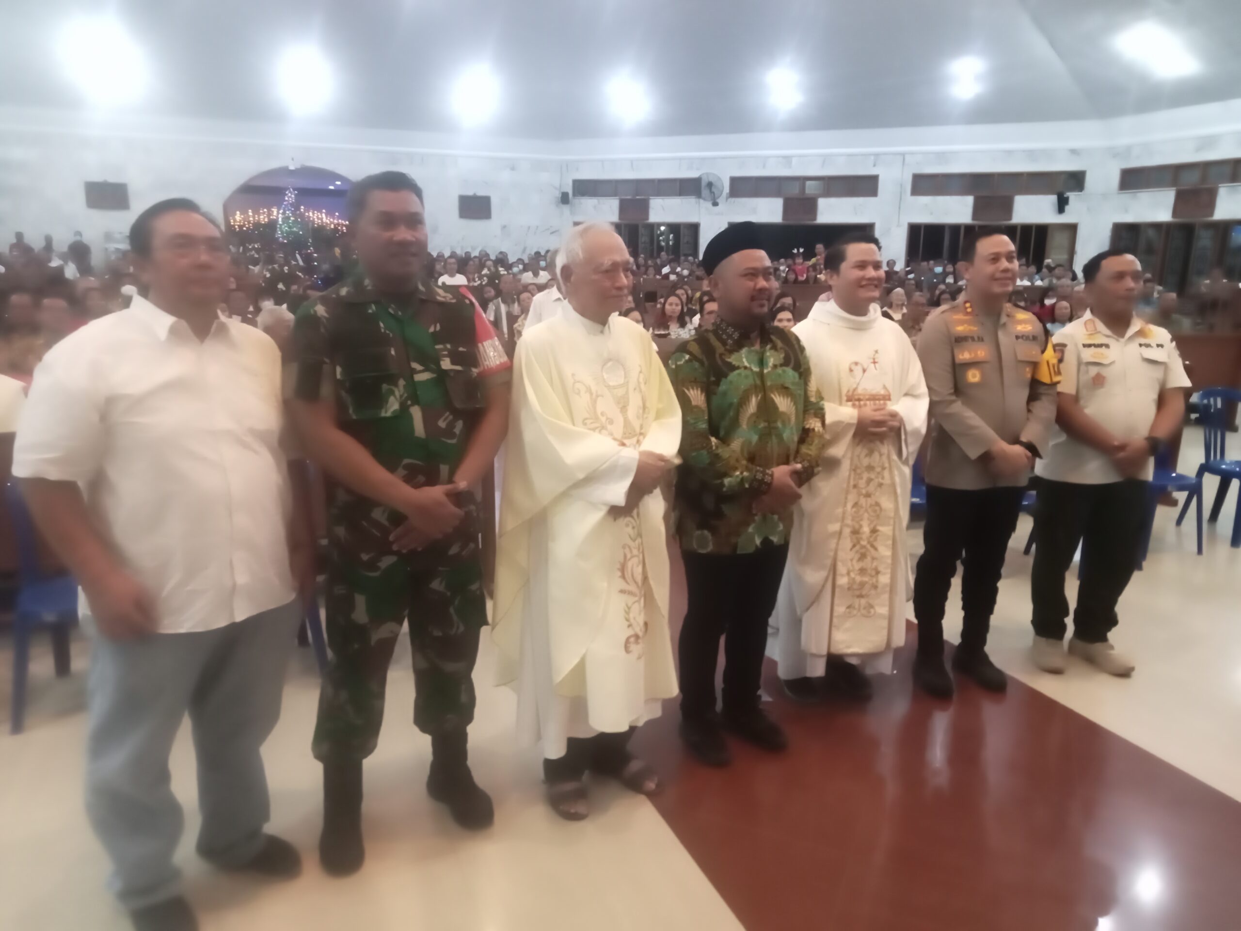 Masuk Ke Dalam Gereja, Bupati Gresik Ucapkan Selamat Natal