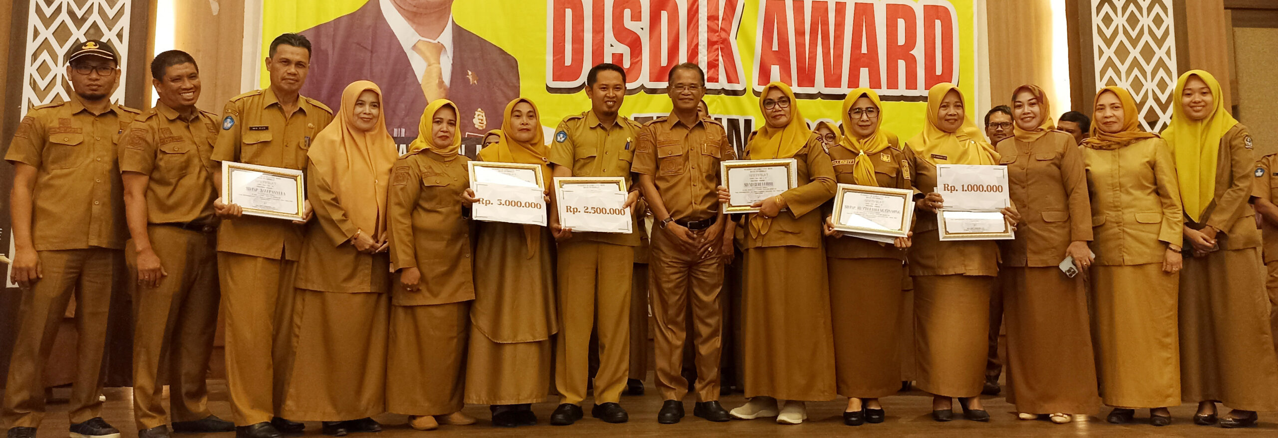 Inovasi Dan Kreativitas Bercahaya Di Disdik Award 2023, Guru &Amp; Kepsek Berprestasi Diganjar Penghargaan