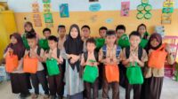 Inspirasi Idul Fitri, Musdalifah Guru Sdn 22 Jeppe'E Menyatukan Siswa Dalam Berbagi Kebahagiaan