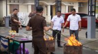 Langkah Tegas Kejaksaan Negeri Bone, Barang Bukti Tindak Pidana Narkotika Dan Senjata Tajam Dihancurkan