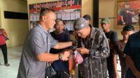 Sembelih 10 Ekor Sapi, Brimob Bone Bagi-Bagi Daging Kurban Untuk Warga