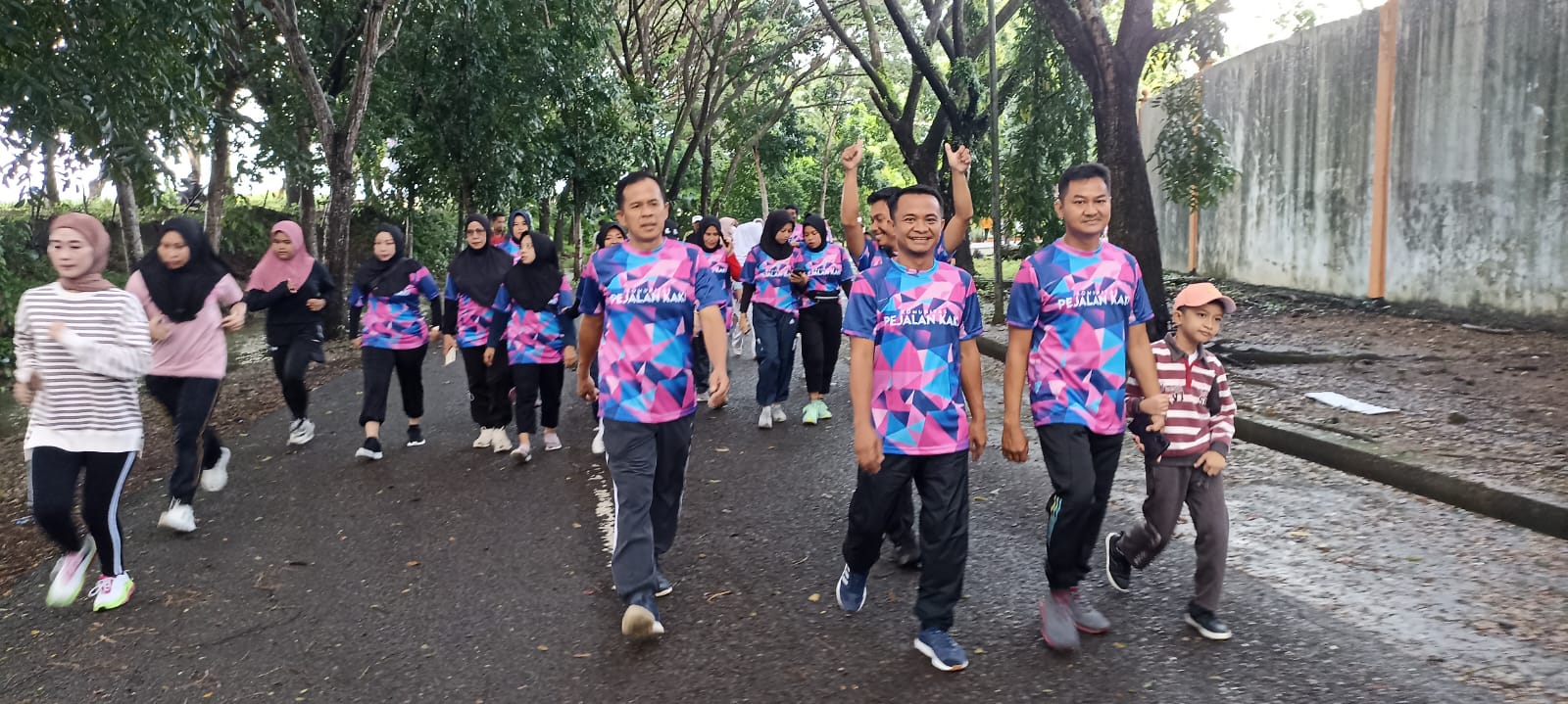 Program Sehat Jalan Kaki H. Andi Asman Sulaiman Disambut Positif Warga Bone