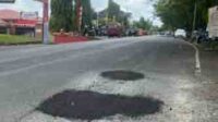 Kolaborasi Polres Bone Dan Dinas Bmcktr, Jalan Berlubang Di Yos Sudarso Ditambal Demi Keselamatan
