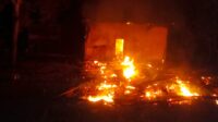 Malam Mappacci Berubah Mencekam, Rumah Panggung Di Pompanua Terbakar