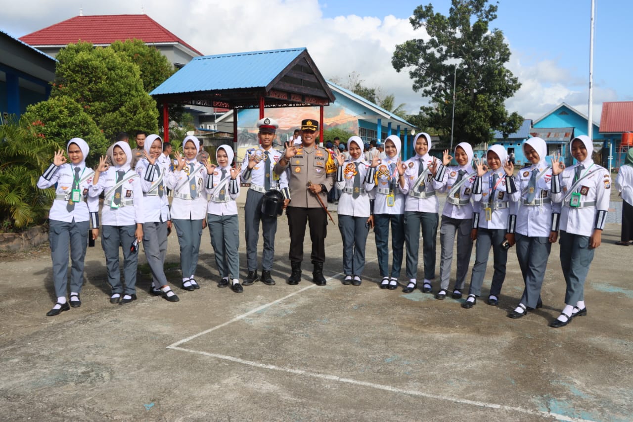 Gagas Program Police Goes To School, Kapolres Bangun Generasi Tertib Berlalu Lintas Dan Bijak Bermedia Sosial Di Sman 3 Bone