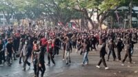 Aksi Demo Kawal Keputusan Mk Ricuh, Massa Robohkan Pagar Gedung Dprd Kota Malang
