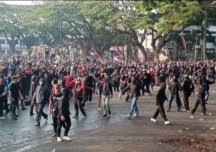 Aksi Demo Kawal Keputusan Mk Ricuh, Massa Robohkan Pagar Gedung Dprd Kota Malang