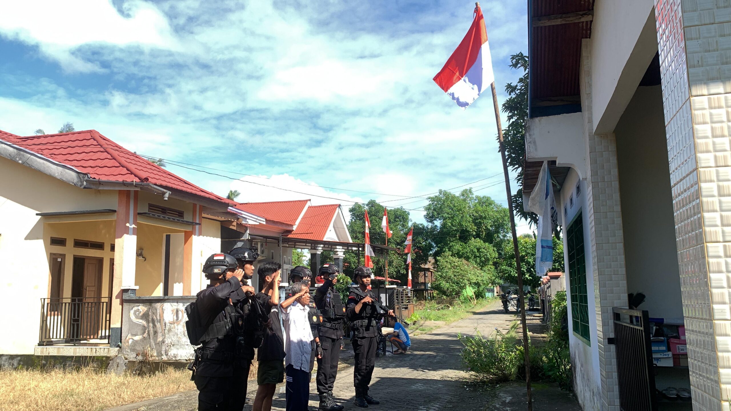 Patroli Di Bulan Kemerdekaan Ri, Brimob Bone Bagi-Bagi Bendera Gratis
