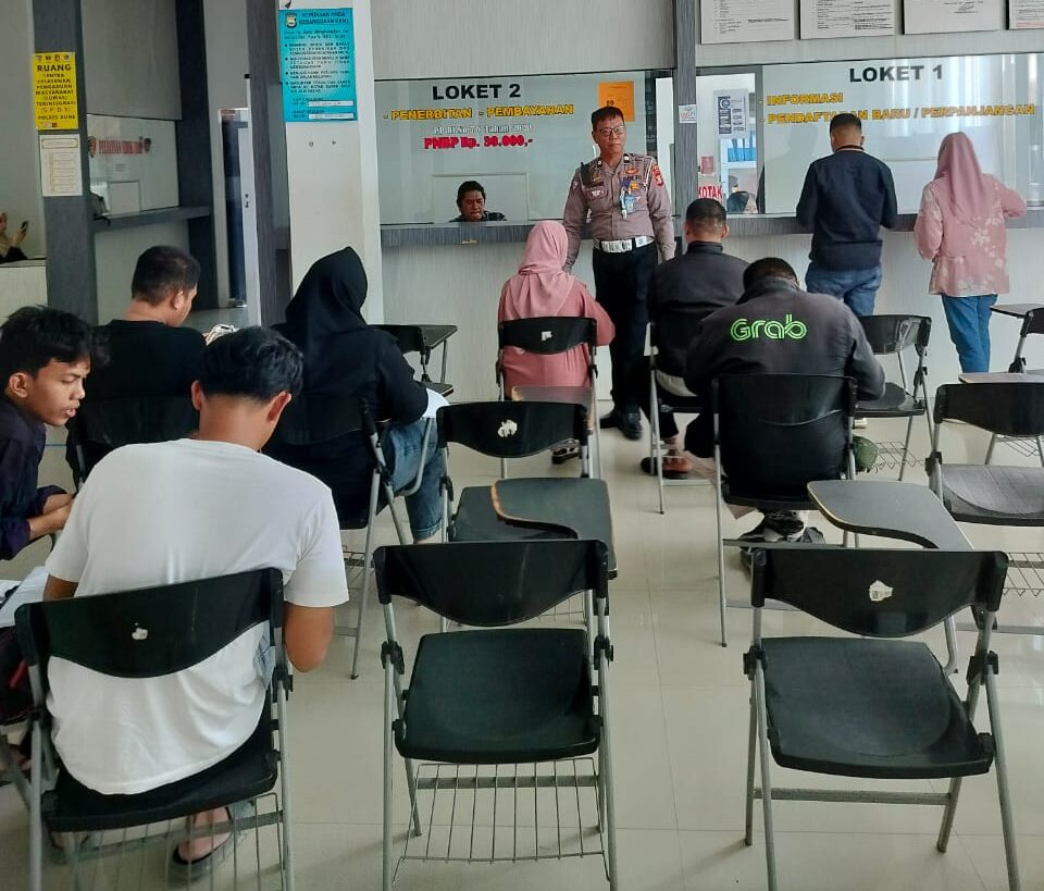 Personel Satlantas Polres Bone Berikan Edukasi Pengawalan Jenazah Di Gedung Pelayanan Terpadu