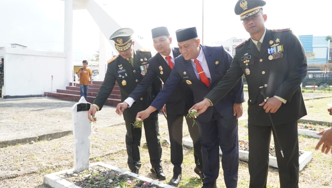 Ziarah Makam Hut Tni Ke-79, Pj Bupati Bone Bersama Danrem 141/Toddopuli Kenang Jasa Pahlawan